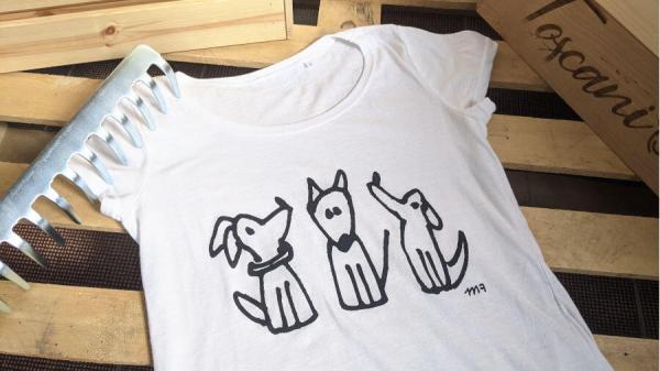 t-shirt trio cagnolini realizzata in cotone con stampa sublimatica disegno di marco ferrari per Toscani store su pallet distesa