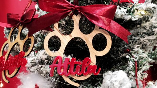 addobbi di Natale personalizzati con zampa di legno per cane gatto su abete innevato Attila toscani store