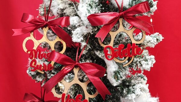 addobbi di Natale personalizzati con zampa di legno per cane gatto su abete innevato Odette Sure Magò toscani store
