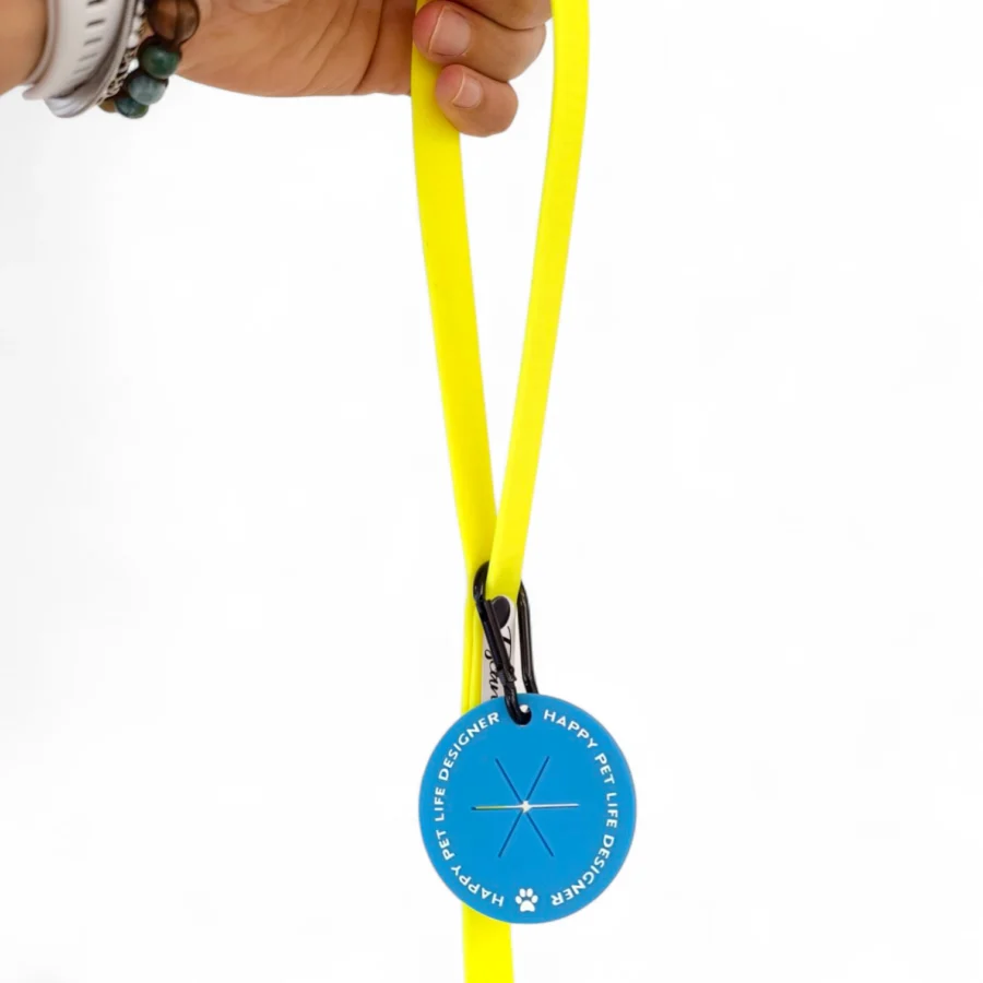 porta sacchetto in silicone azzurro con moschettone per guinzaglio toscani store