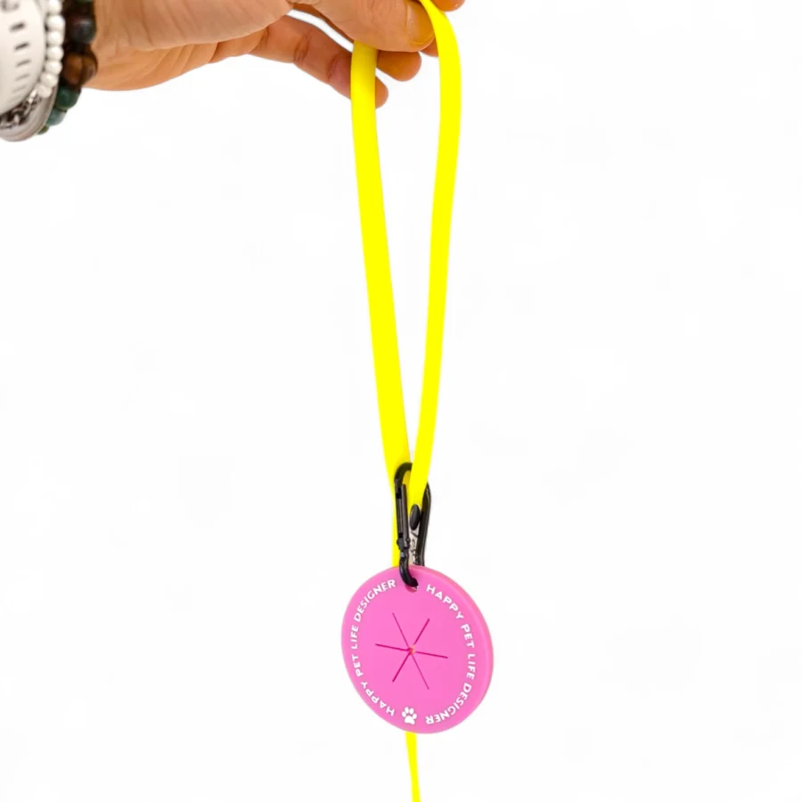 porta sacchetto in silicone rosa con moschettone per guinzaglio toscani store