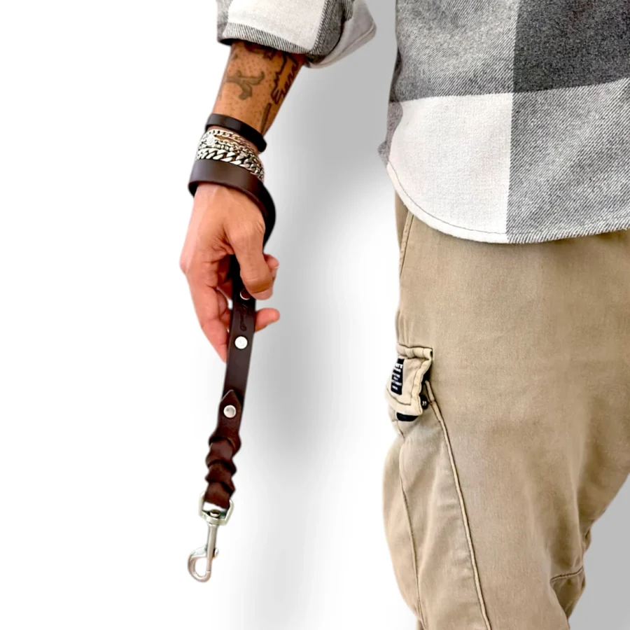 maniglione in cuoio tabacco da 40 cm per cani di grande taglia con minuteria acciaio toscani store indossato