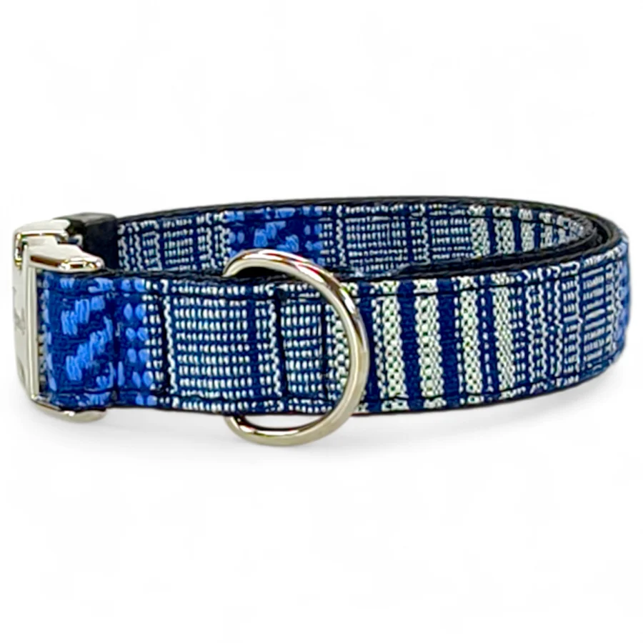 Collare per cane Era regolabile 25 35 cm con fantasia etnica blu clip full metal sicura largo 2cm toscani store lato sinistro