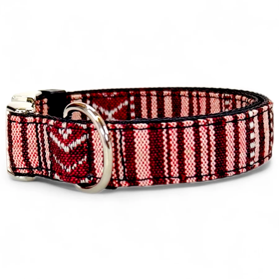 Collare per cane Era regolabile 25 35 cm con fantasia etnica ciliegia clip full metal sicura largo 2cm toscani store lato sinistro